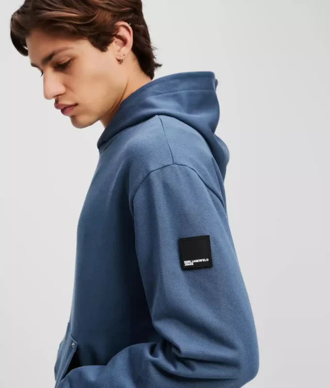 SUDADERA CON CAPUCHA Y LOGOTIPO DE PARCHE