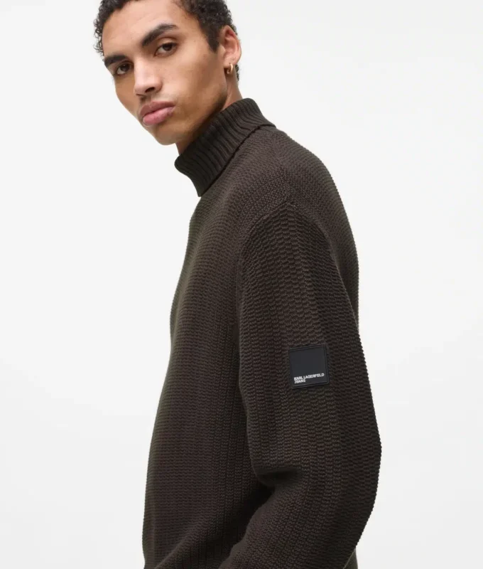 Suéter de cuello alto holgado