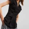 TOP CON CUELLO EN V Y MEZCLA DE TEJIDOS