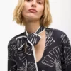 Top con estampado de abanicos