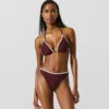 Top de bikini triangular con festones