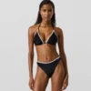 Top de bikini triangular con festones