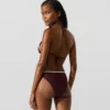 Top de bikini triangular con festones