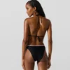 Top de bikini triangular con festones