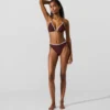 Top de bikini triangular con festones
