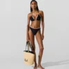 Top de bikini triangular con festones
