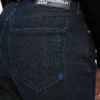 Vaqueros acampanados con dobladillo abierto