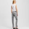 VAQUEROS SLIM DE TALLA MEDIA Y BAJAS ATERCIOPELADAS