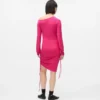Vestido con cordón ajustable y hombros descubiertos