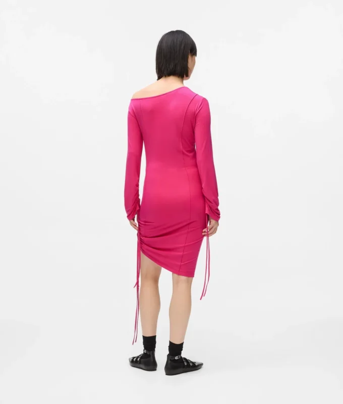Vestido con cordón ajustable y hombros descubiertos