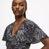 Vestido con estampado de abanicos y cuello en V