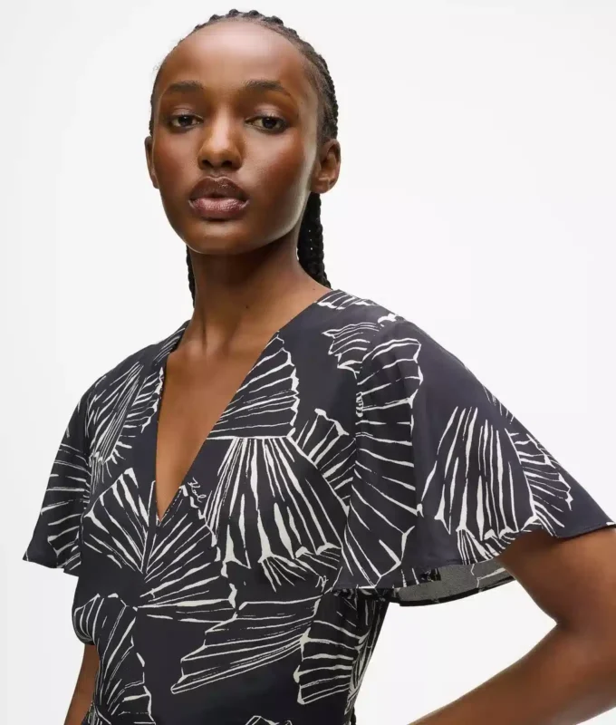 Vestido con estampado de abanicos y cuello en V