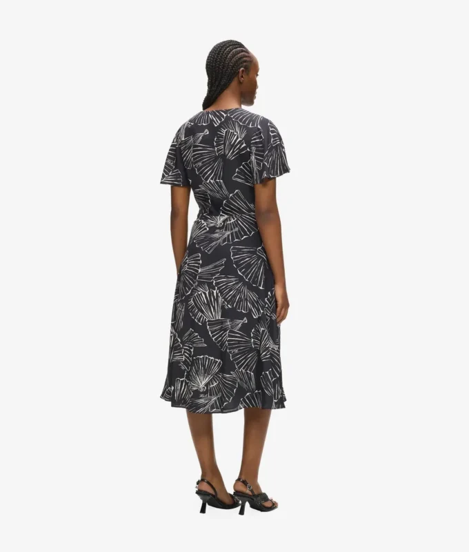 Vestido con estampado de abanicos y cuello en V