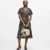 Vestido con estampado de abanicos y cuello en V