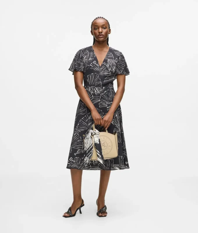 Vestido con estampado de abanicos y cuello en V
