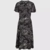 Vestido con estampado de abanicos y cuello en V