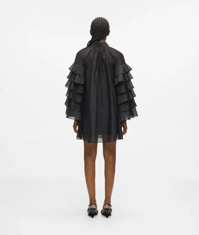 Vestido con mangas con volantes