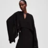 VESTIDO CORTO CON CAPA