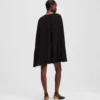 VESTIDO CORTO CON CAPA