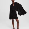 VESTIDO CORTO CON CAPA