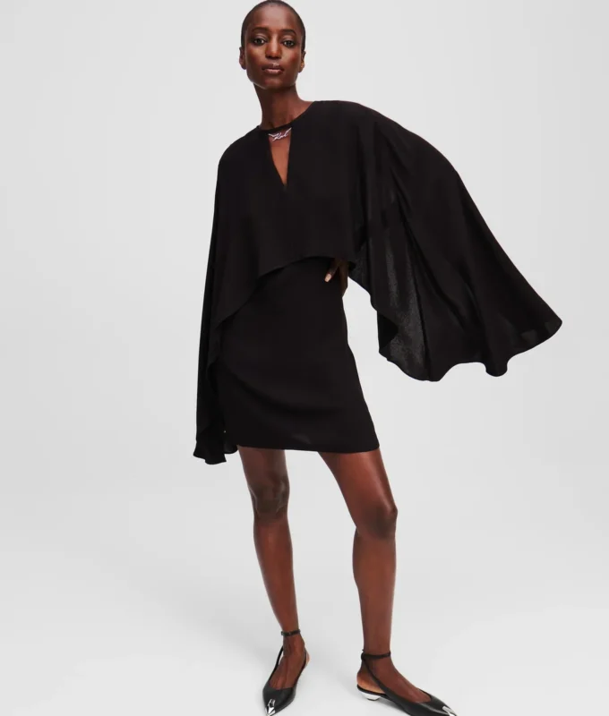 VESTIDO CORTO CON CAPA