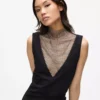 Vestido de malla con pedrería y cuello en V