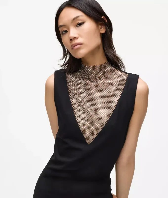 Vestido de malla con pedrería y cuello en V