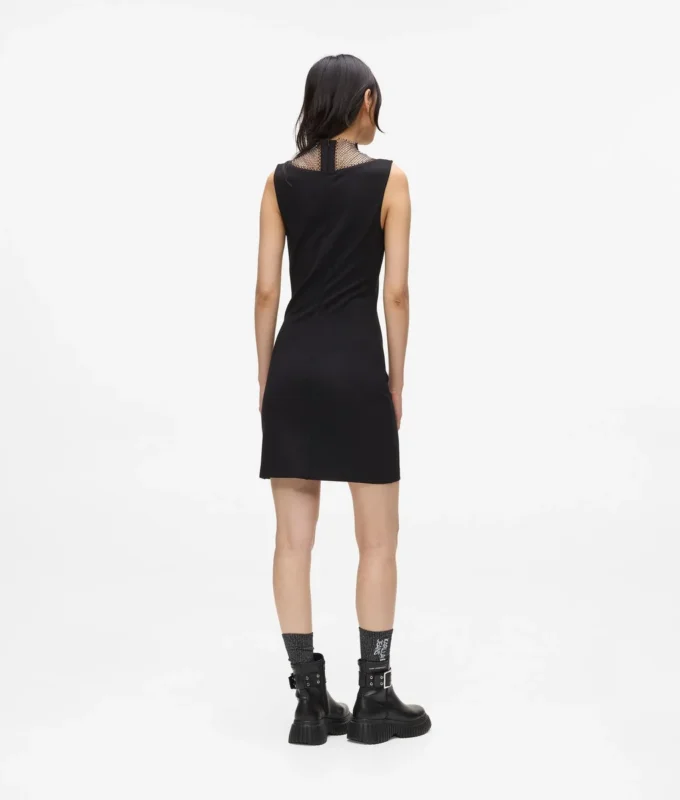 Vestido de malla con pedrería y cuello en V