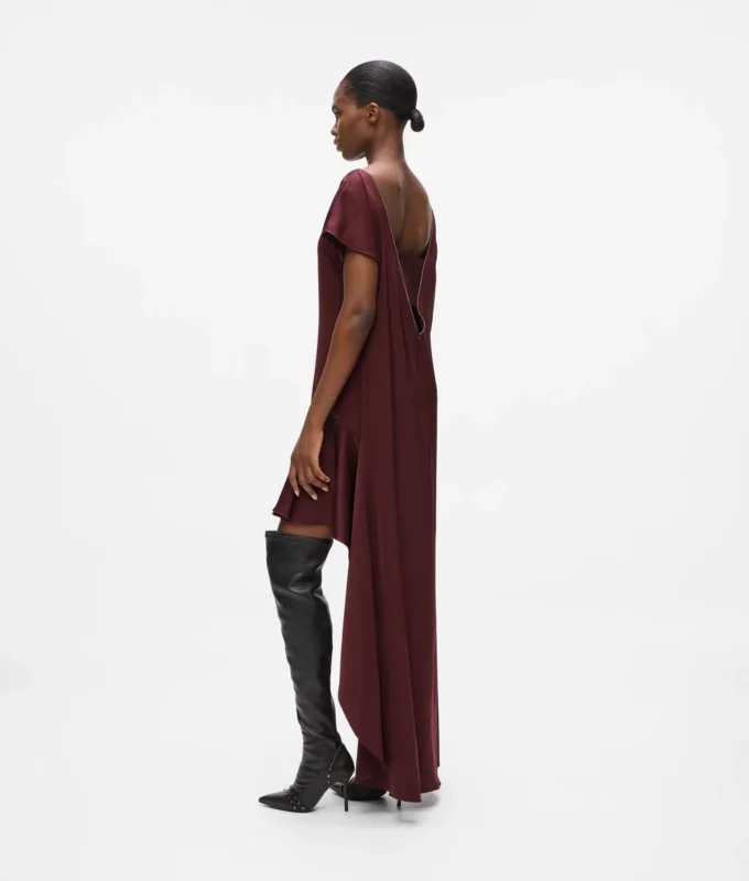 Vestido de satén con espalda abierta