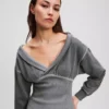 VESTIDO DE SUDADERA CON HOMBROS DESCUBIERTOS