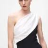 Vestido drapeado con un solo hombro