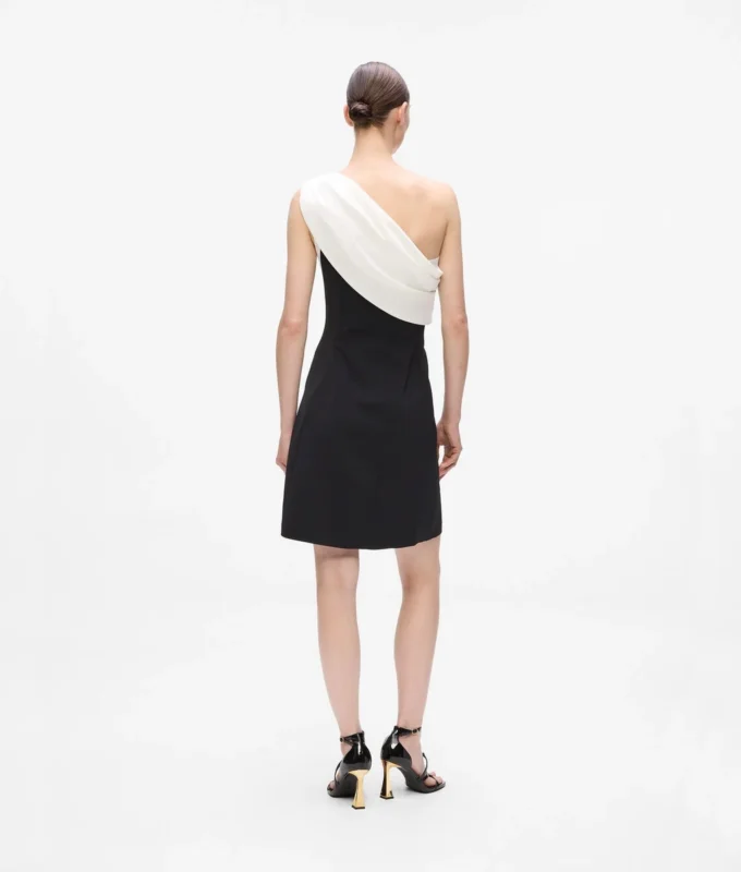 Vestido drapeado con un solo hombro