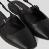 ZAPATOS CON CORREA TRASERA Y CADENA KONNIE SIGNIA